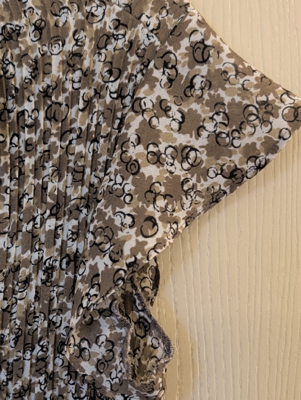 Sunny Leigh Brown and White Pleated Floral Cap Sleeve Blouse - Size L - Picture 3 of 6